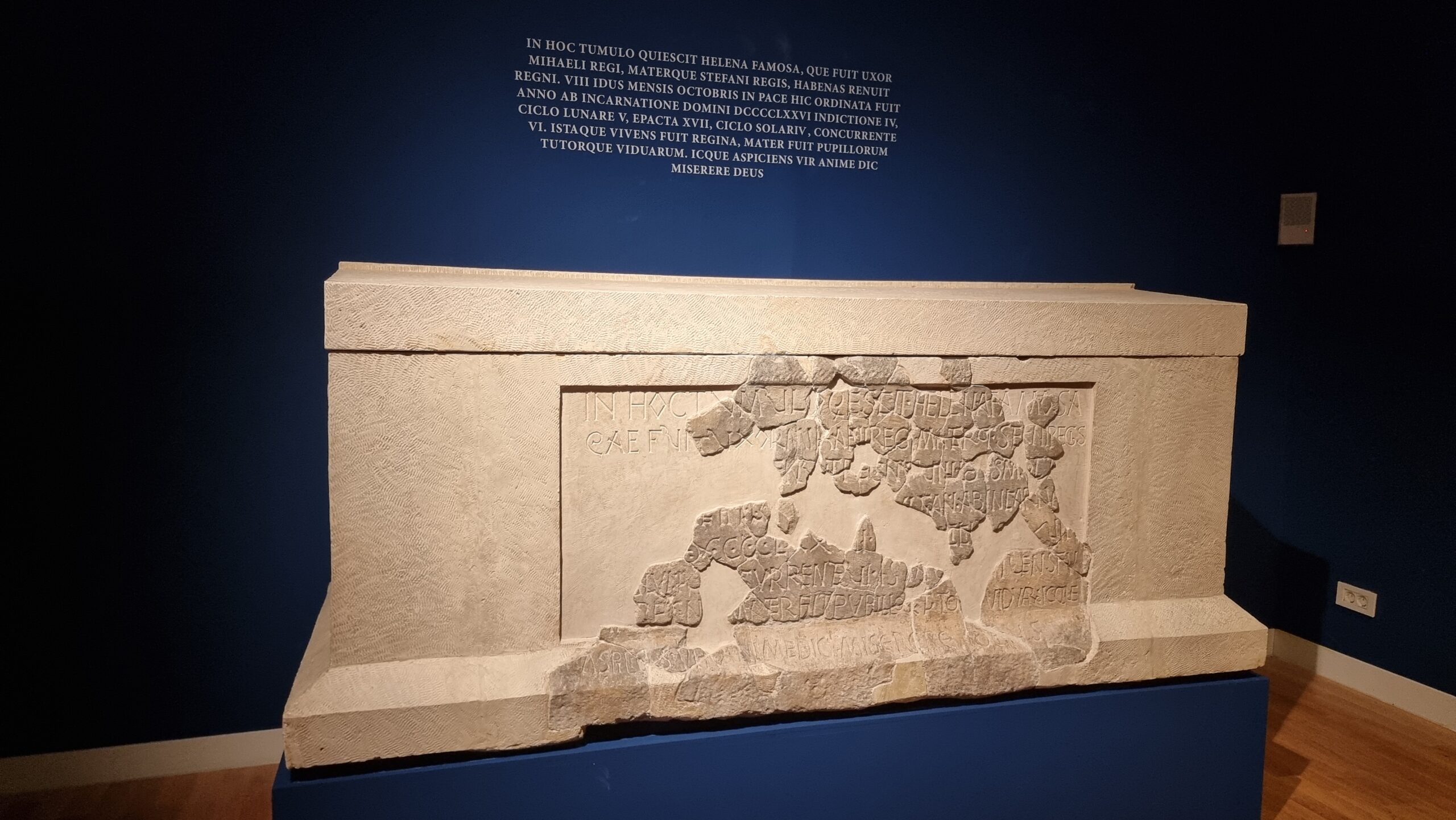 Epitaf kraljice Jelene koji je otkriven na Gospinom otoku / Izložak, Izložba "U početku bijaše kraljevstvo" FOTO: M.B.T. / Blaga&misterije