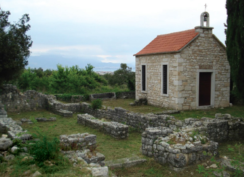 Iskopine i obnovljena crkva sv. Marte, Bijaći FOTO: Hrvatski povijesni atlas, treće, dopunjeno i prošireno izdanje čiji izlazak se očekuje za Interliber 2025. / Leksikografski zavod Miroslav Krleža