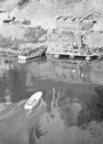 Ispitivanje otpora prvoga modela na jezeru Bajer u Gorskome kotaru, 1953. / Portal hrvatske tehničke baštine / Leksikografski zavod Miroslav Krleža 