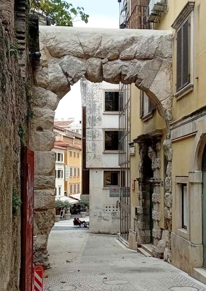 Rimski luk, 2025. godine, stanje nakon radova, (začelje iz smjera Principie) FOTO: Ministarstvo kulture i medija RH