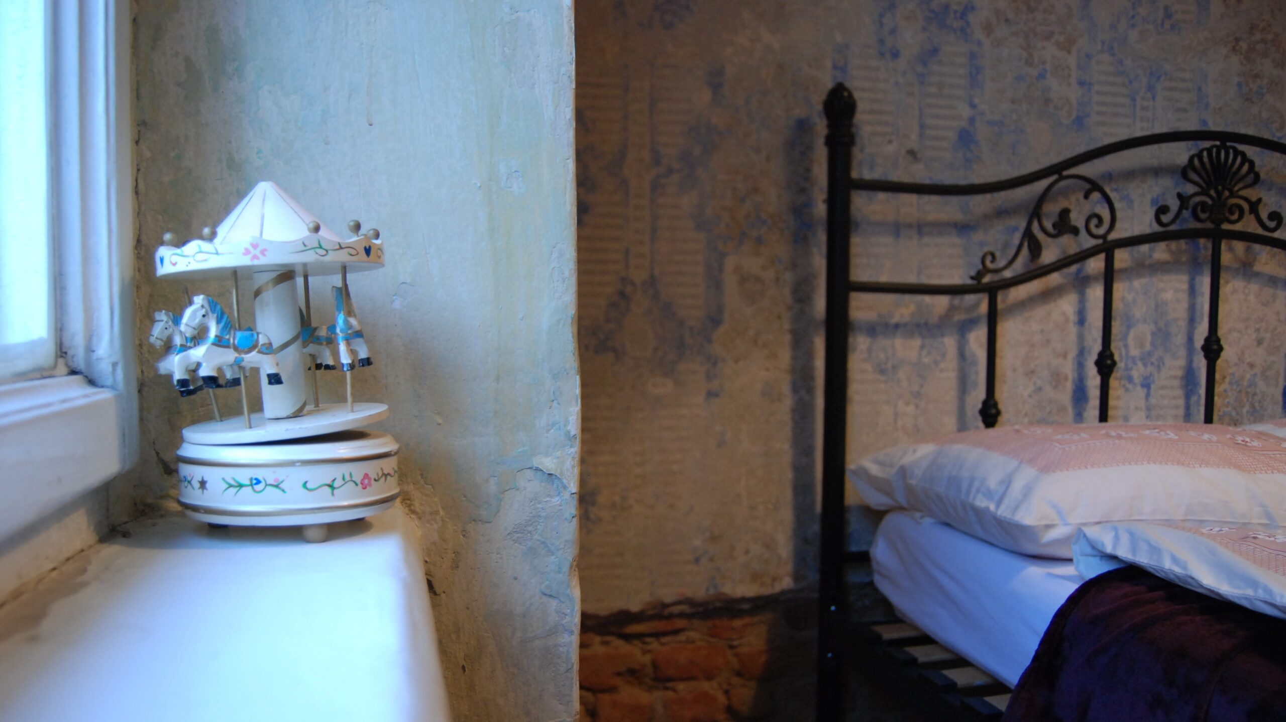 Primjer tehnike valjca na zidu u pozadini FOTO: A.M. / Blaga & misterije