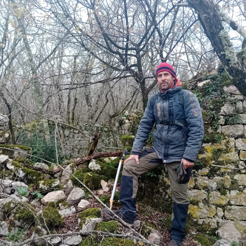 Branko Jud ispred kapele koju je otkrio FOTO: Petar Kopanica