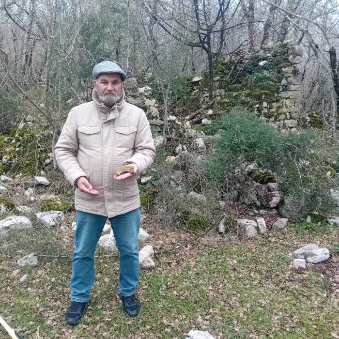 Petar Kopanica ispred kapele FOTO: Branko Jud