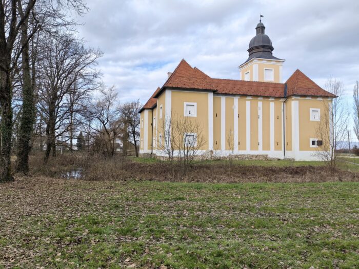 Jarak ispunjen vodom i kaštel u središtu kompleksa FOTO: Darko Antolković
