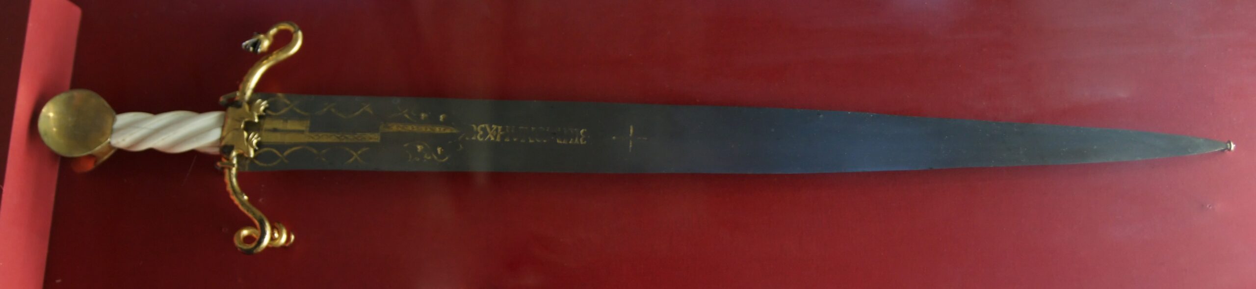 Ceremonijalni mač Reda zmajskih vitezova, vjerojatno izrađen za carsku krunidbu Žigmunda Luksemburškog 1433. godine. Pozlaćena prečnica i drška od slonovače; na oštrici natpis REX HUNGARIAE / COLOMANUS EPS. FOTO:KHM Wien A 49 / Wikipedia Commons / Sandstein