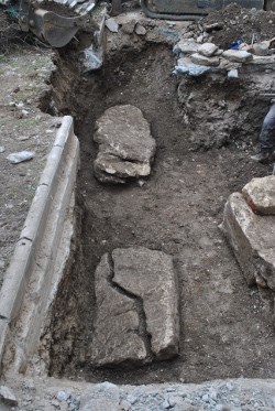 Nadgrobne ploče in situ u sondi zvonik sjever FOTO: Arheološki muzej u Zagrebu amz.hr