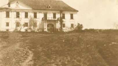 Paukovec - Dvorac, početak rušenja, 1922. godina Fotografija: Većeslav Henneberg. Izvor: fototeka.min-kulture.hr