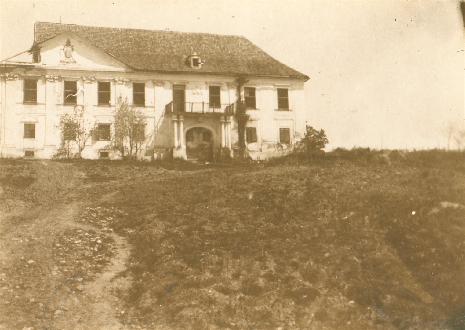 Paukovec - Dvorac, početak rušenja, 1922. godina Fotografija: Većeslav Henneberg. Izvor: fototeka.min-kulture.hr
