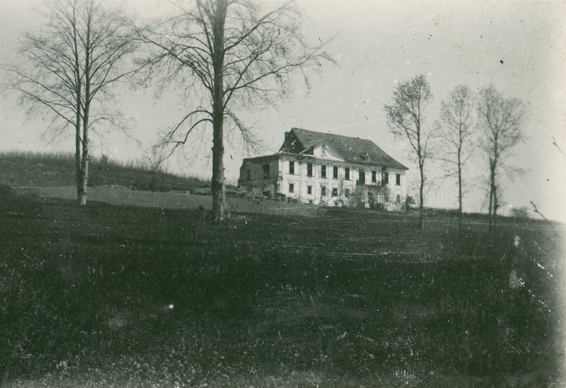 Paukovec - Dvorac, situacija u krajoliku, početak rušenja, 1922. godina. Fotografija: Većeslav Henneberg. Izvor: fototeka.min-kulture.hr