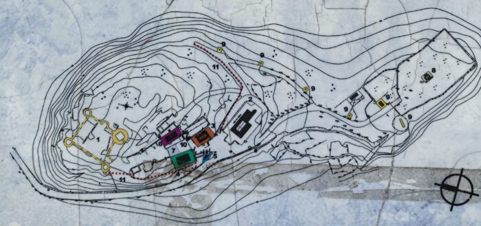 Stari grad Drivenik, tlocrt s info ploče. Slika je generirana pomoću Google Gemini 2026. 