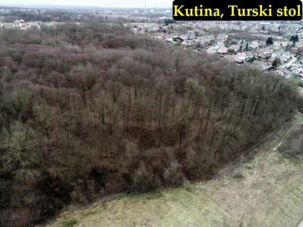 Pogled sa sjevera na gradište Turski stol 2019. A. Džaja, arhiva Muzeja Moslavine Kutina