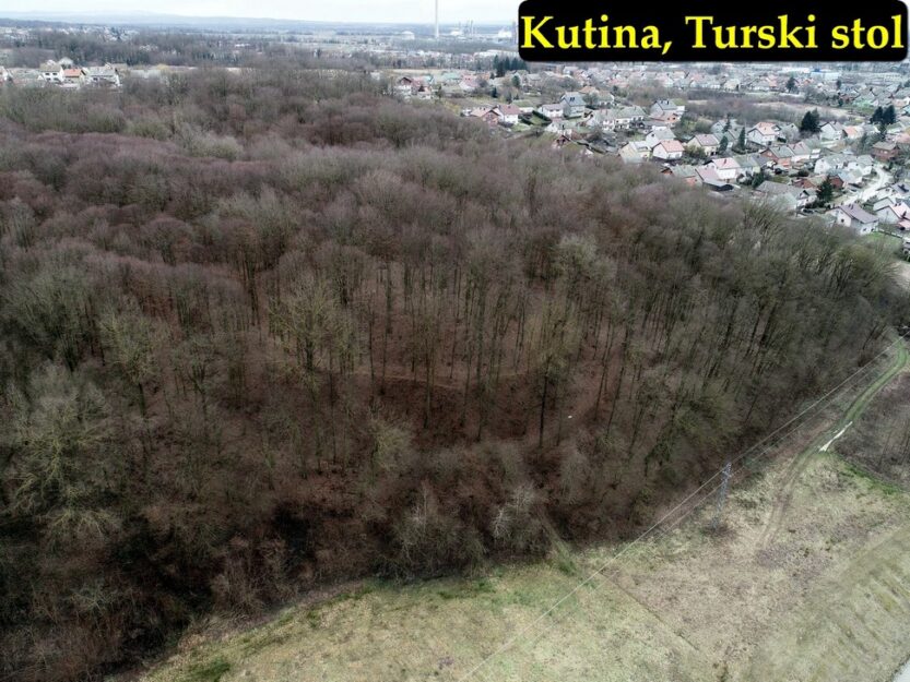 Pogled sa sjevera na gradište Turski stol 2019. A. Džaja, arhiva Muzeja Moslavine Kutina