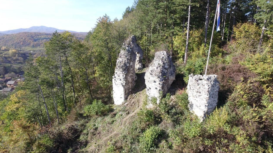 Ostatak utvrde Voćin - dio kule i kontrafori FOTO: Marijo Kokorić