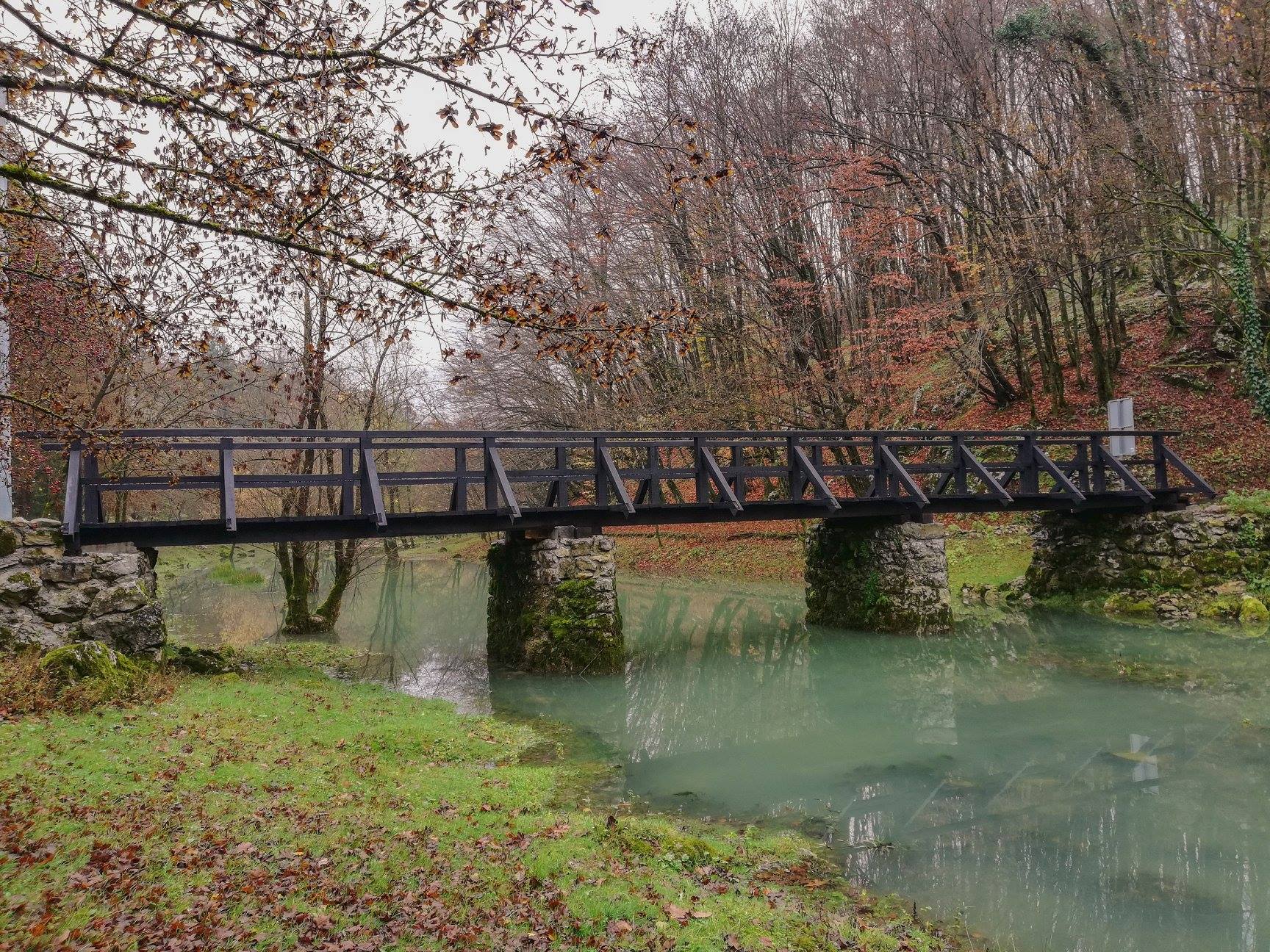 Šetnica TounjčicaObnovljeni pješački most 2017. godine na starim temeljima (kraj 15. stoljeća) starog Frankopanskog mosta prema Starom gradu Tounju. FOTO: Darko Antolković 