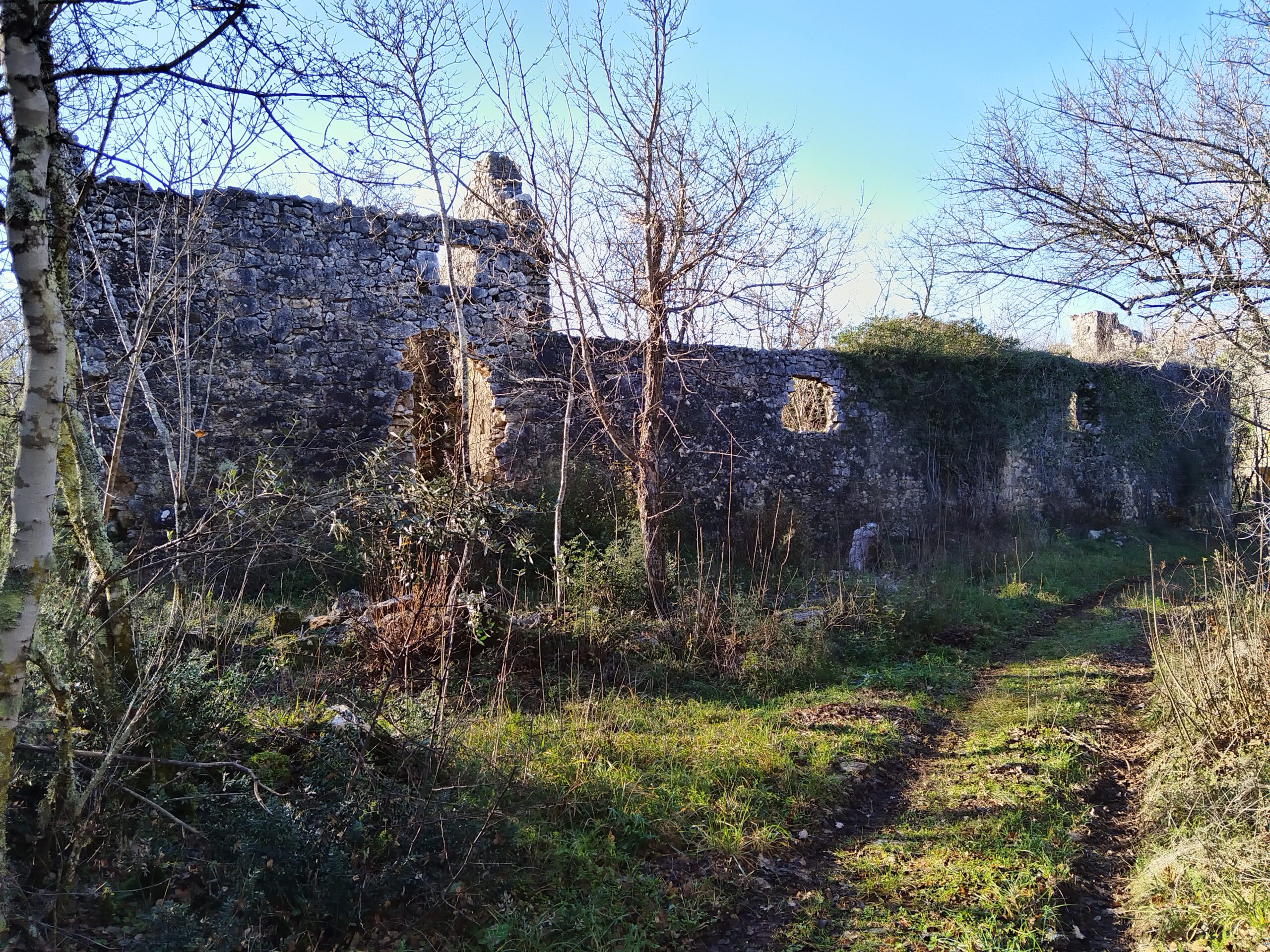 Napušteno selo Semenj. Kuće u nizu pored starog puta. FOTO: Darko Antolković 