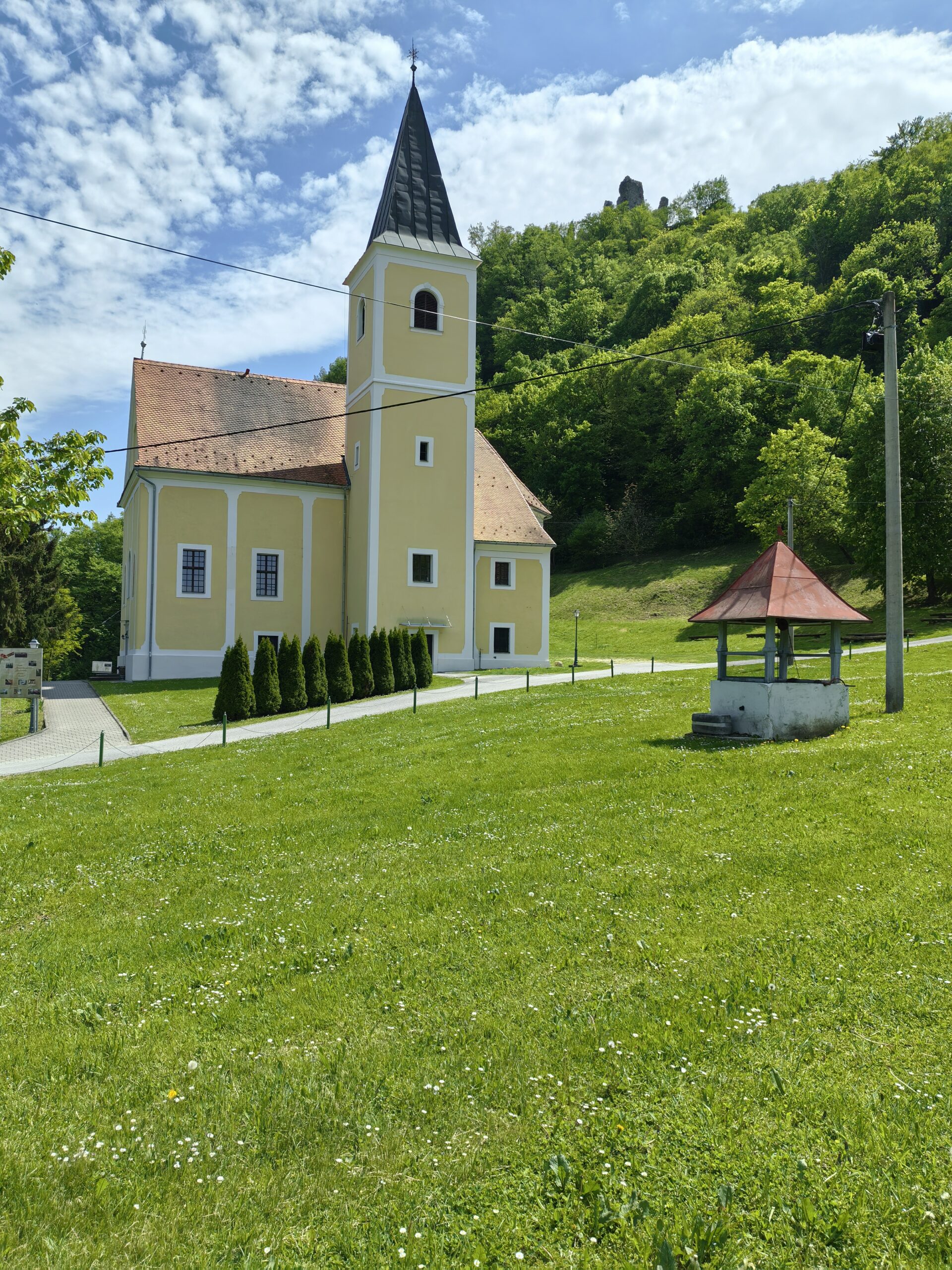 Župna crkva sv. Mirka i Stari grad Kostel FOTO: Darko Antolković 