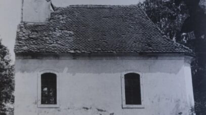 Kapela Sv. Ivana Nepomuka - vanjština, pogled na južno pročelje snimljeno 1952. godine. Izvor: Ministarstvo kulture i medija, inv. br.: 47.808, neg.: II - 16.763