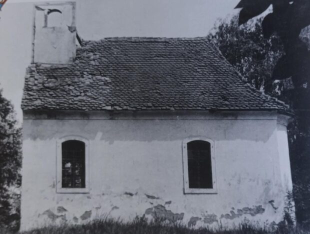 Kapela Sv. Ivana Nepomuka - vanjština, pogled na južno pročelje snimljeno 1952. godine. Izvor: Ministarstvo kulture i medija, inv. br.: 47.808, neg.: II - 16.763