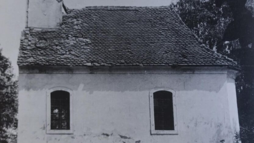 Kapela Sv. Ivana Nepomuka - vanjština, pogled na južno pročelje snimljeno 1952. godine. Izvor: Ministarstvo kulture i medija, inv. br.: 47.808, neg.: II - 16.763