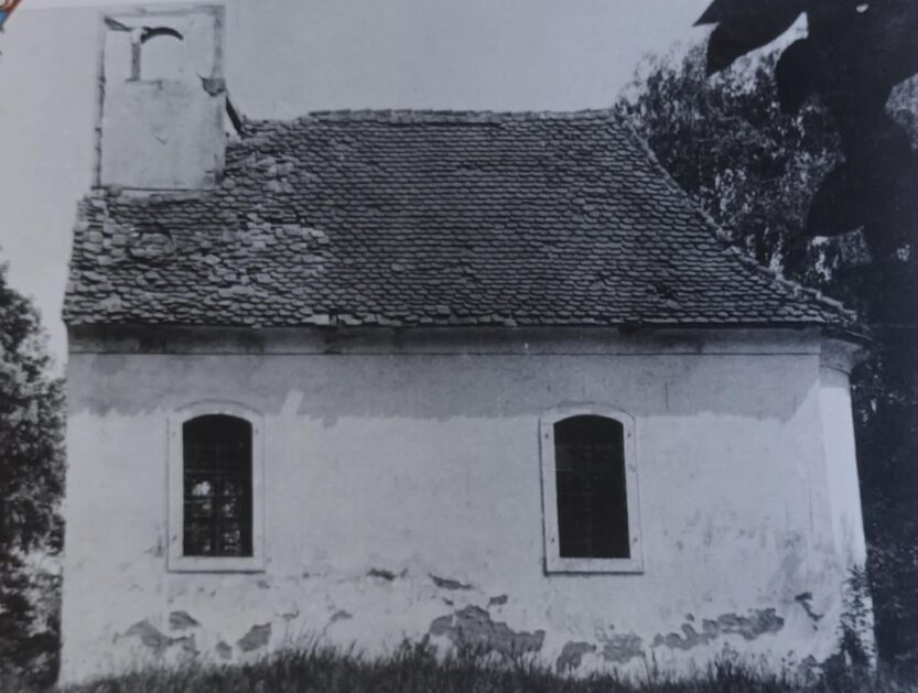 Kapela Sv. Ivana Nepomuka - vanjština, pogled na južno pročelje snimljeno 1952. godine. Izvor: Ministarstvo kulture i medija, inv. br.: 47.808, neg.: II - 16.763