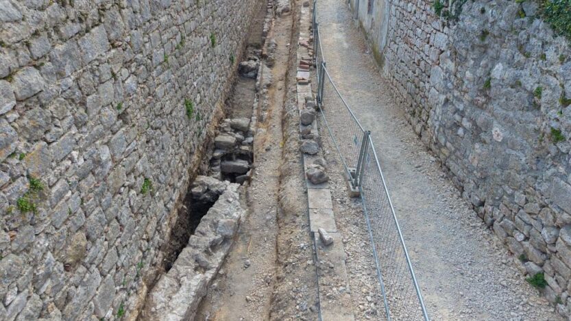 Otkriveni ostaci antičkih termi i srednjovjekovnih ulica u Krku. FOTO: Srđan Hulak, grad-krk.hr