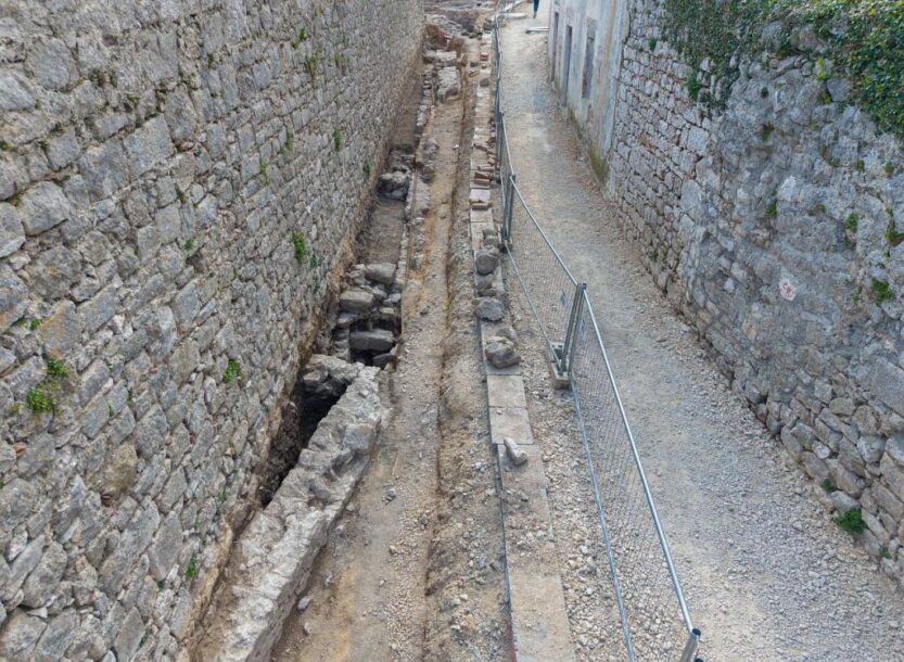 Otkriveni ostaci antičkih termi i srednjovjekovnih ulica u Krku. FOTO: Srđan Hulak, grad-krk.hr