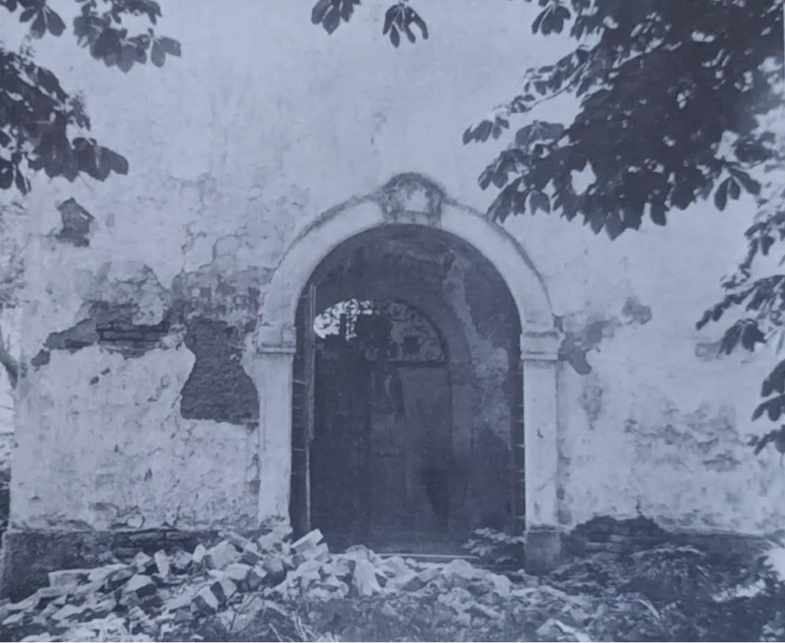 Kapela Sv. Ivana Nepomuka-ulaz u kapelu. Snimljeno 1952. godine. Izvor: Ministarstvo kulture i medija, inv. br.: 47.809; neg.: II - 16.764. 