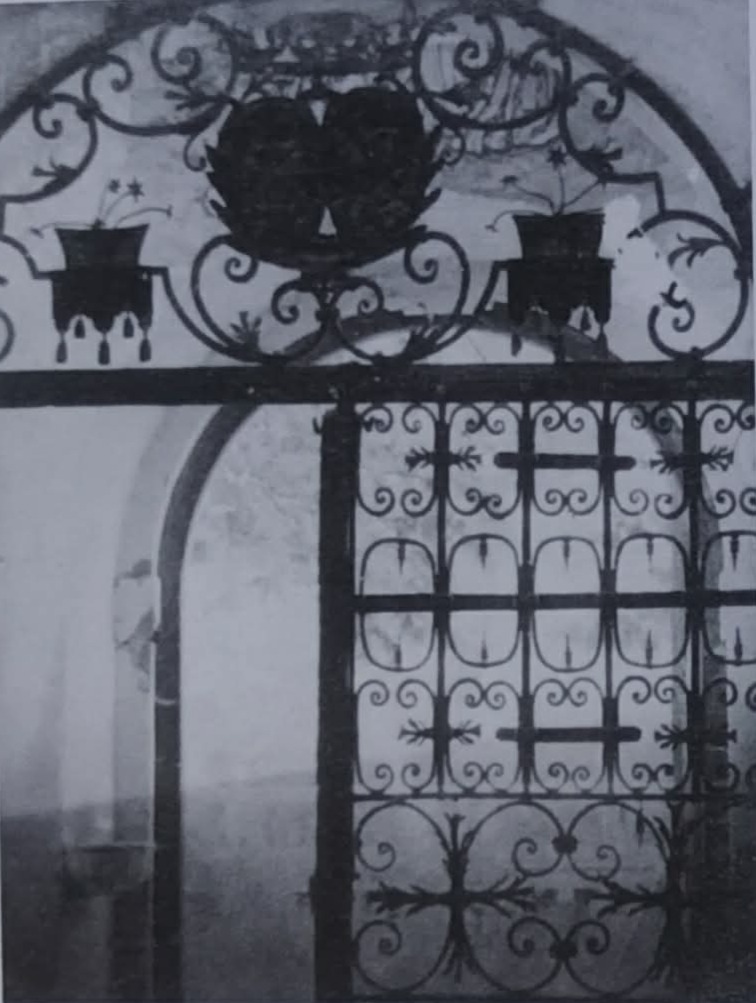 Vrata od željeza u kapelici Sv. Ivana Nepomuka-pogled od svetišta prema ulazu. Snimila Ana Deanović, 1948. godine. Izvor: Ministarstvo kulture i medija, inv. br.: 5777, neg.: I -e - 42. 