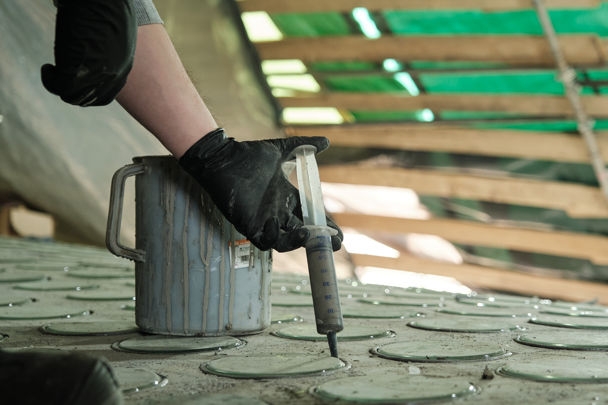 Nakon ručnog ubacivanja staklene opeke, ugradilo se šest vrsta različitih materijala, za učinak sprezanja beton-staklo i za učinak elestične vodonepropusnosti, nakon čega se cijela površina, osim staklenih površina, premazala s poliuretanskim vodonepropusnim premazima FOTO: Vanja Babić / HDLU