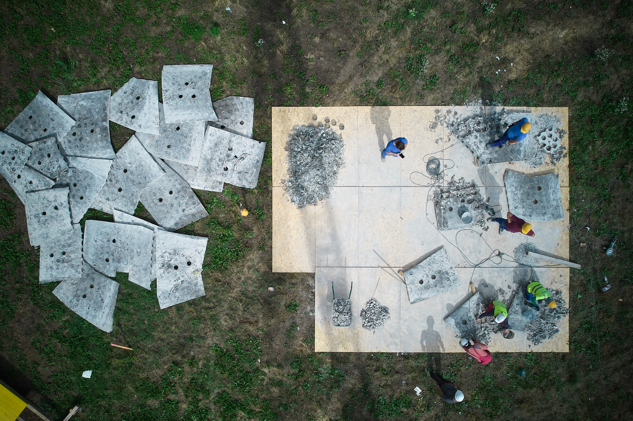 Odvajanje starih staklenih opeka, njihovo ručno čišćenje i priprema za ugradnju u galerijski terrazzo pod FOTO: Goran Škofić / HDLU, Petar Krajačić Vilović / Spegra d.o.o.