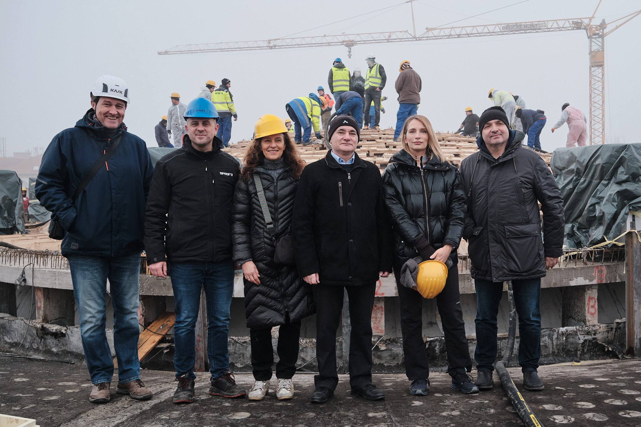 Inženjeri Damir Borić i Ante Kelava (Spegra d.o.o.), projektantica konstrukcijske obnove prof. Vlatka Rajčić (Građevinski fakultet u Zagrebu), rektor prof. Stjepan Lakušić (Sveučilište u Zagrebu), ravnateljica HDLU Ivana Andabaka Vujičić, predsjednik HDLU Tomislav Buntak, na dan betoniranja centralne kupole 13.12.2025. Obnova centralne kupola Meštrovićevog paviljona FOTO: Vanja Babić / HDLU