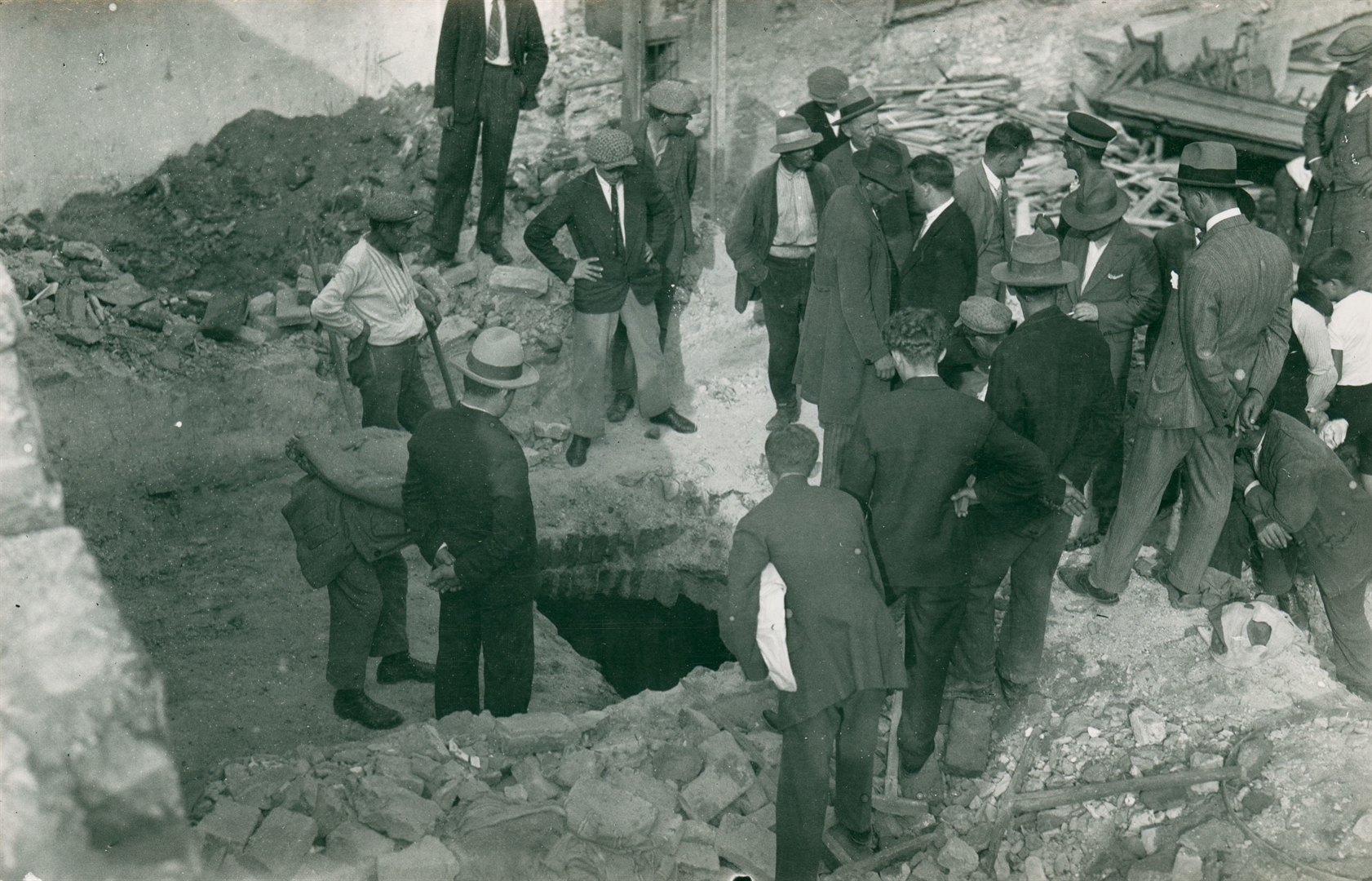 Zagreb (Dolac) - Izgradnja nove tržnice, nalaz grobova cistercita FOTO: Vladimir Horvat, 1929. godine / Zbirka fotografske dokumentacije Ministarstva kulture i medija Republike Hrvatske