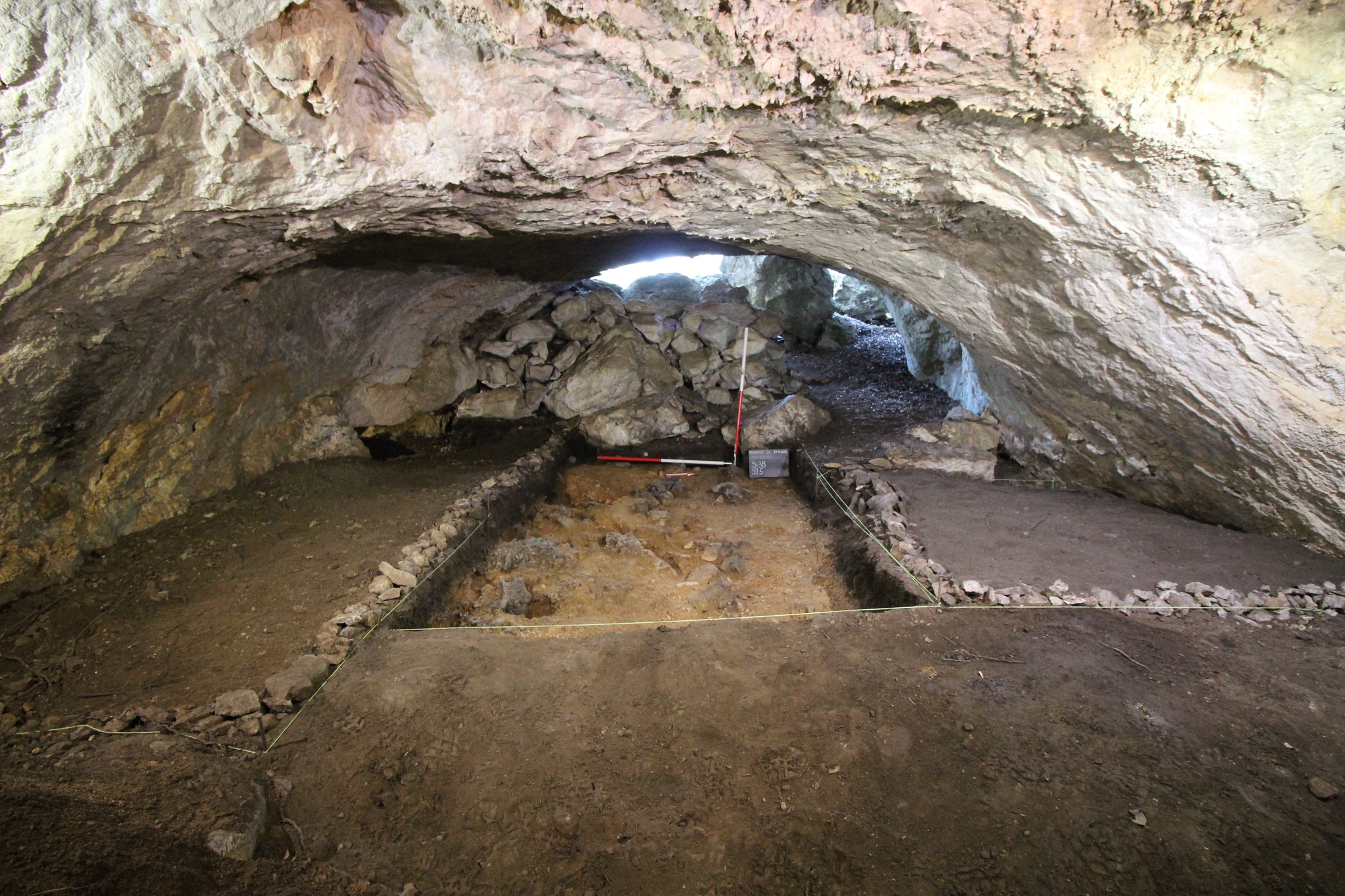 Arheološka istraživanja u špilji Crno jezero provodili su stručnjaci Dubrovačkih muzeja uz pomoć speleologa. Foto: Dubrovački muzeji