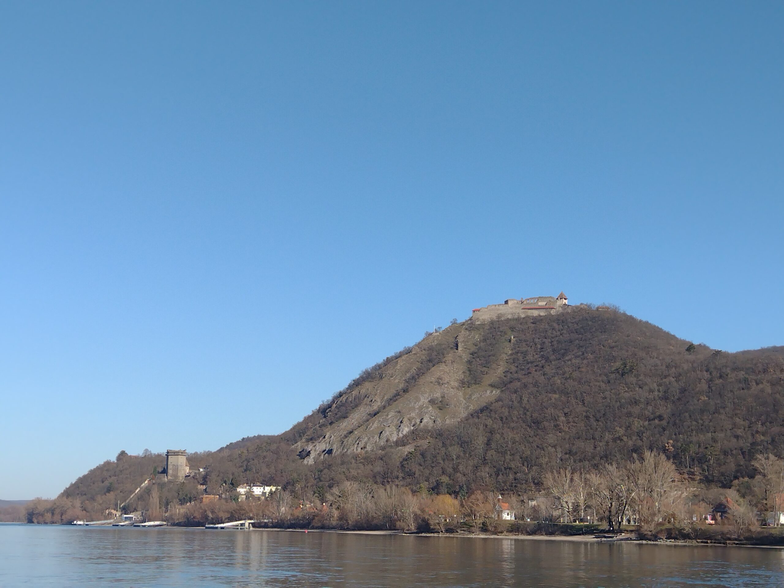 Pogled na Višegrad, s kraljevskom palačom u podnožju i utvrdom na uzvisini iznad grada. FOTO: Krešimir Regan