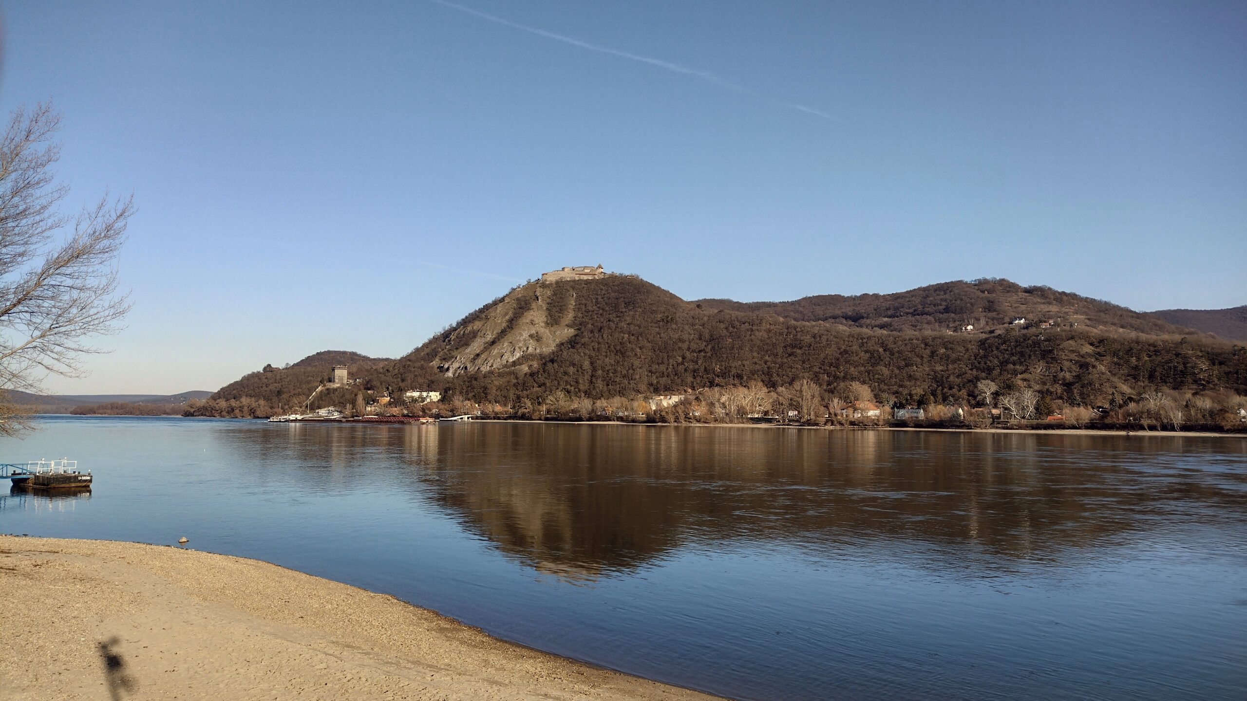 Pogled na Višegrad, s kraljevskom palačom u podnožju i utvrdom na uzvisini iznad grada. FOTO: Krešimir Regan