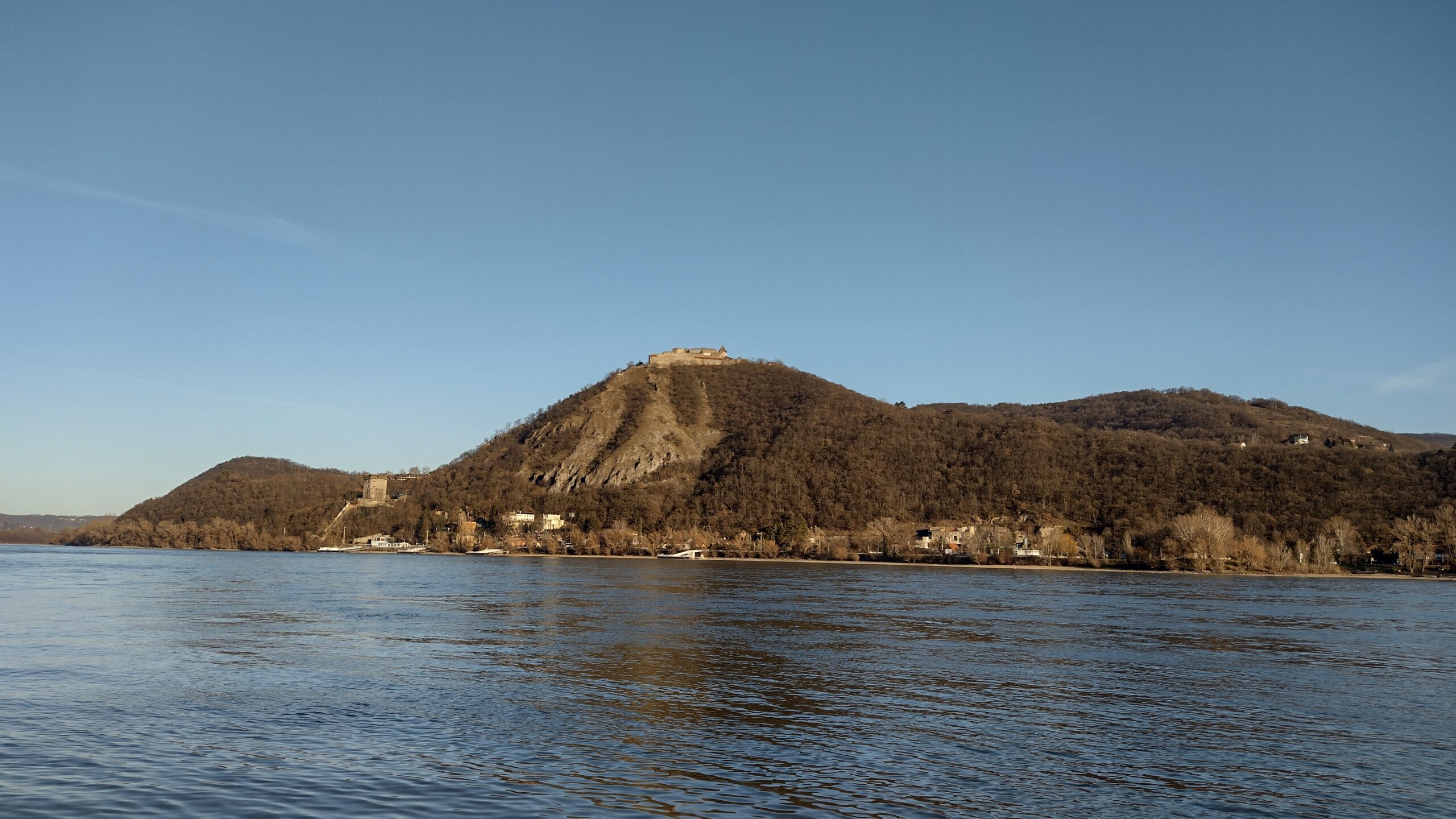 Pogled na Višegrad s Dunava, s kraljevskom palačom u podnožju i utvrdom na uzvisini iznad grada. FOTO: Krešimir Regan