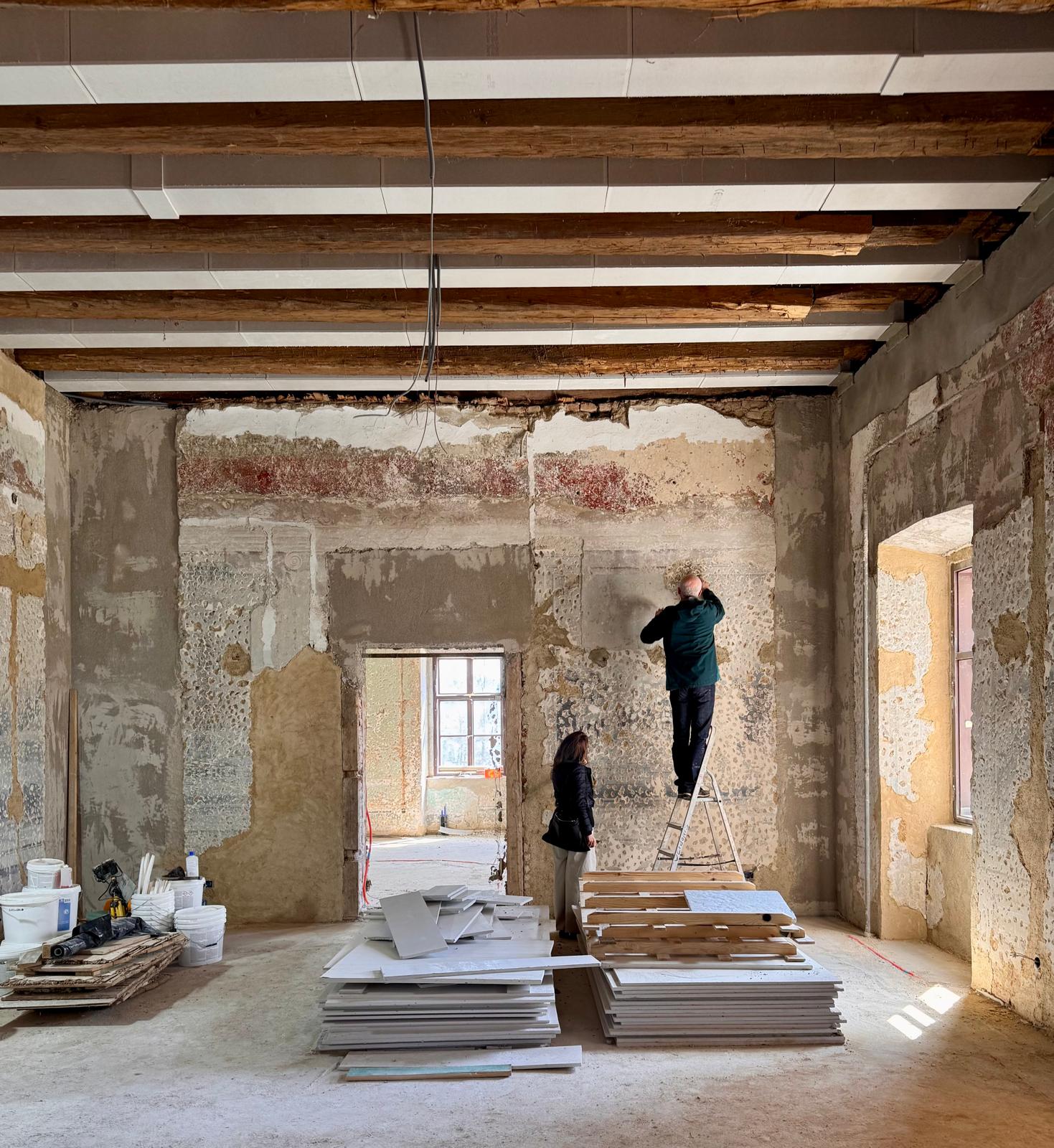 Cjelovita i energetska obnova Dvorca umjetnika Oršić - Jakovlje, spašavanje zidnih oslika. FOTO: A.M. Blaga & misterije, travanj 2025 