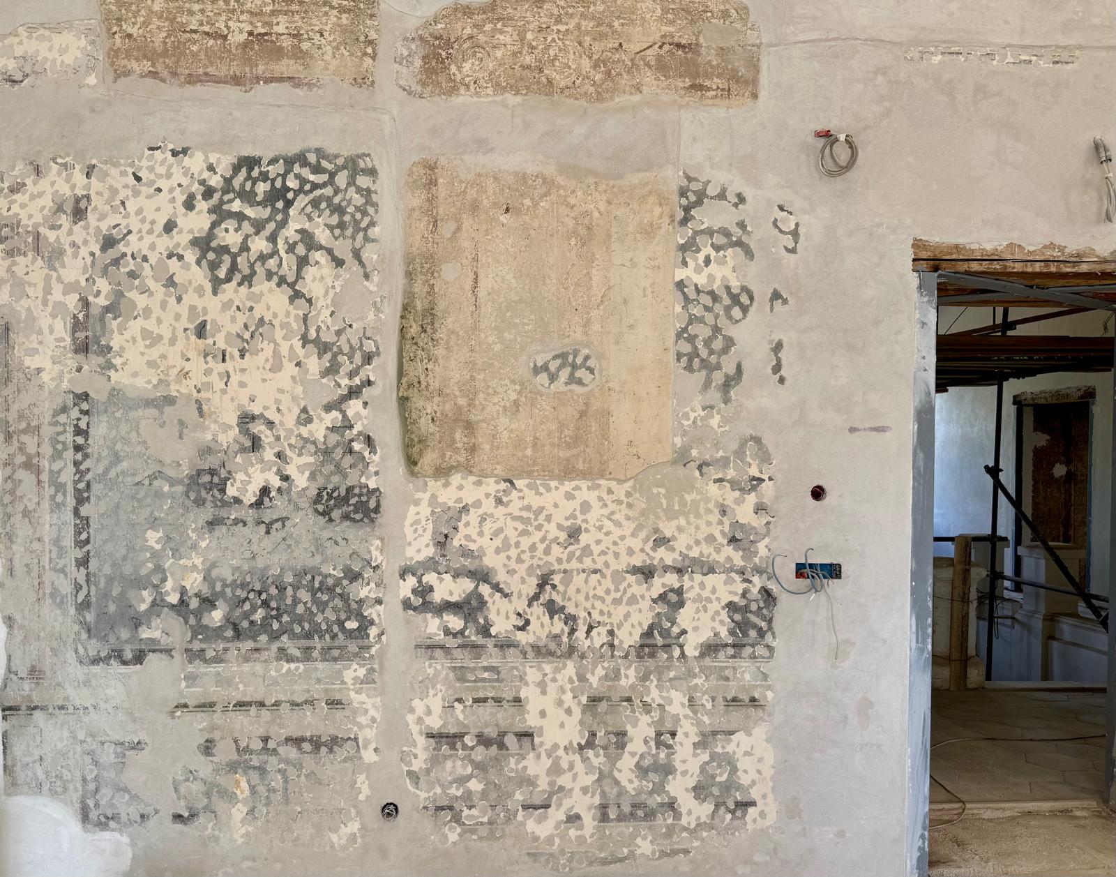 Cjelovita i energetska obnova Dvorca umjetnika Oršić - Jakovlje, spašavanje zidnih oslika. FOTO: A.M. Blaga & misterije, travanj 2025 