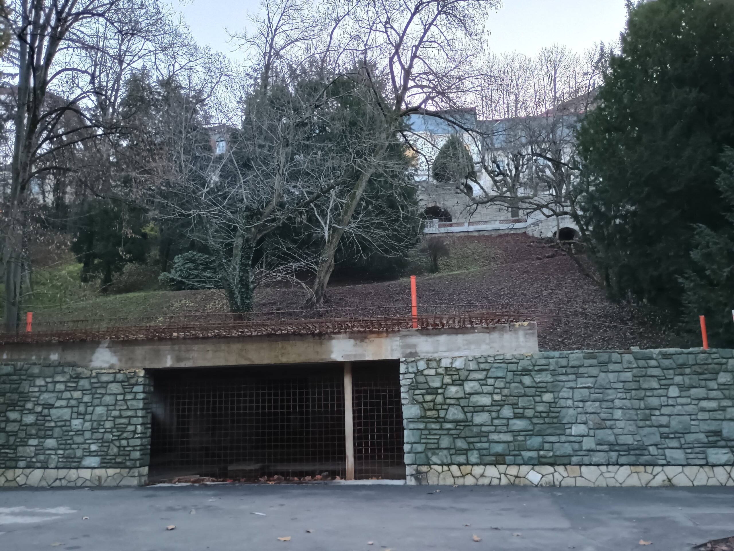 Ulaz iz garaže na Tuškancu u podzemni tunel, koji vodi u palaču u Visokoj ulici / FOTO: Krešimir Regan 