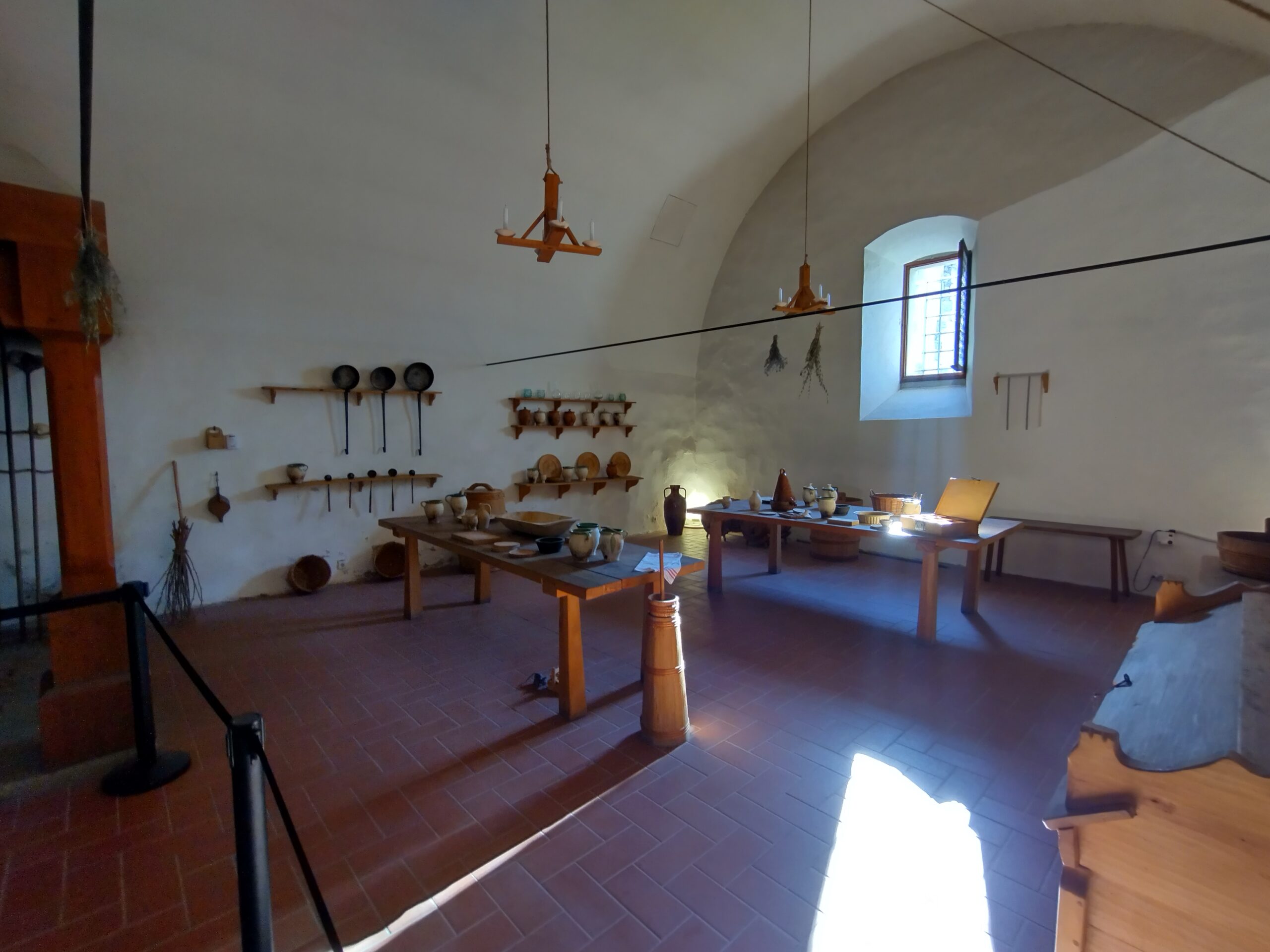 Kuhinja u rekonstruiranom dijelu višegradske kraljevske palače dočarava svakodnevicu dvorskog života u vrijeme Matije Korvina. FOTO: Krešimir Regan