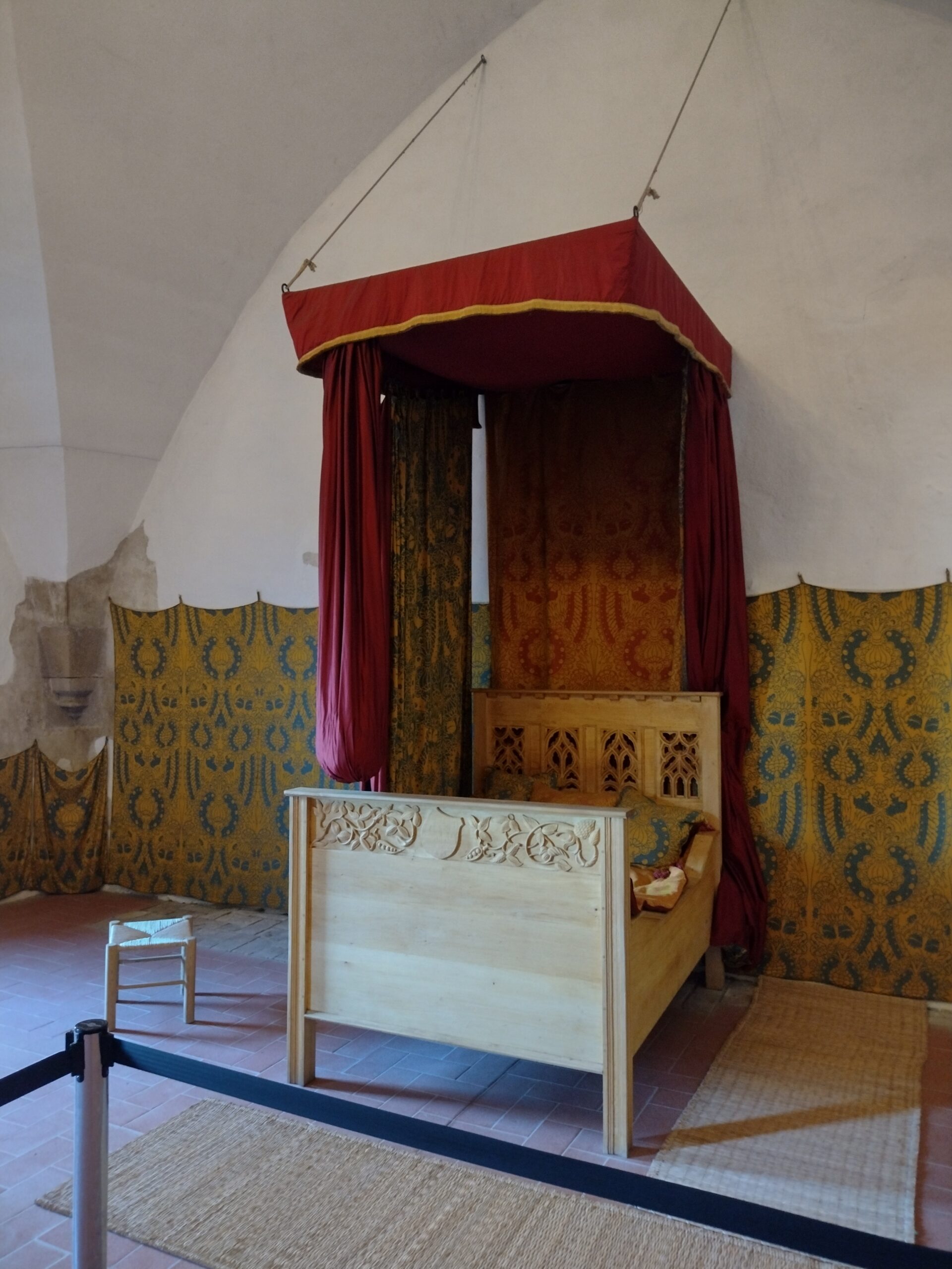 Rekonstruirani krevet kraljice Beatrice Aragonske, supruge kralja Matije Korvina, u kraljevskoj palači u Višegradu. FOTO: Krešimir Regan
