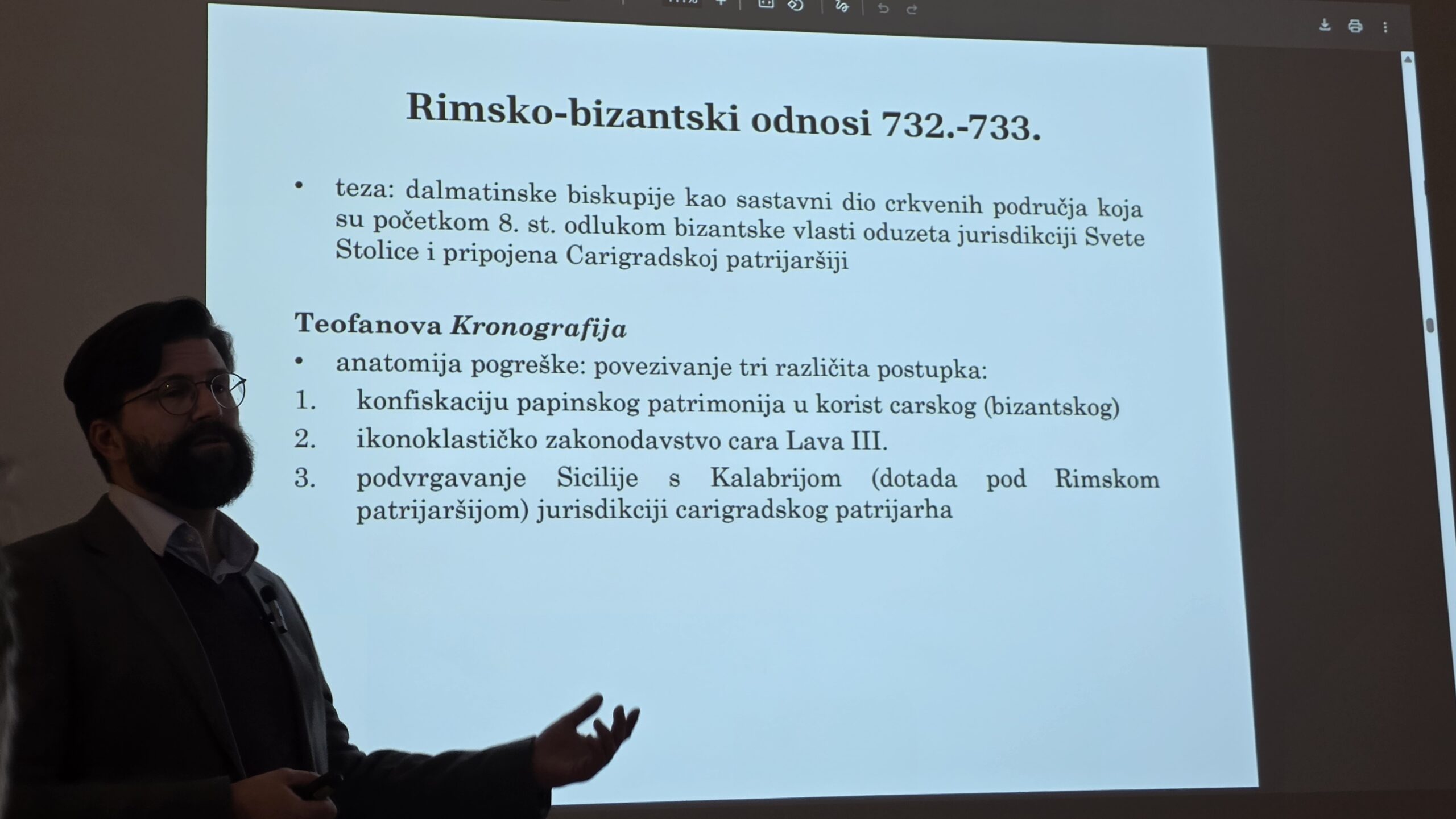 Dr. sc. Trpimir Vedriš na predavanju „Hrvati, Franci i Bizant: novi pogled na početke hrvatske državnosti“, održanom u sklopu izložbe „U početku bijaše kraljevstvo“. Foto: Blaga & misterije