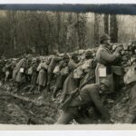 Iskusni vojnici zaklanjaju se tijekom borbenih djelovanja na Istočnom bojištu, vjerojatno pripadnici 26. ili 28. domobranske pješačke pukovnije. Hrvatski državni arhiv, HR-HDA-1426, br. 3595.