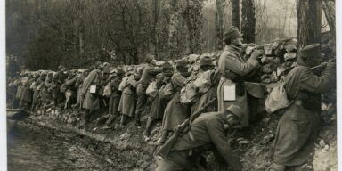 Iskusni vojnici zaklanjaju se tijekom borbenih djelovanja na Istočnom bojištu, vjerojatno pripadnici 26. ili 28. domobranske pješačke pukovnije. Hrvatski državni arhiv, HR-HDA-1426, br. 3595.
