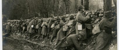 Iskusni vojnici zaklanjaju se tijekom borbenih djelovanja na Istočnom bojištu, vjerojatno pripadnici 26. ili 28. domobranske pješačke pukovnije. Hrvatski državni arhiv, HR-HDA-1426, br. 3595.