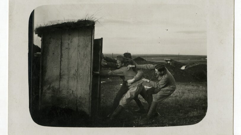 „Komu je veća sila“ – prizor s bojišta kraj Kolomije 1916. godine tijekom Prvoga svjetskog rata. Hrvatski državni arhiv, HR-HDA-1426, br. 1675.