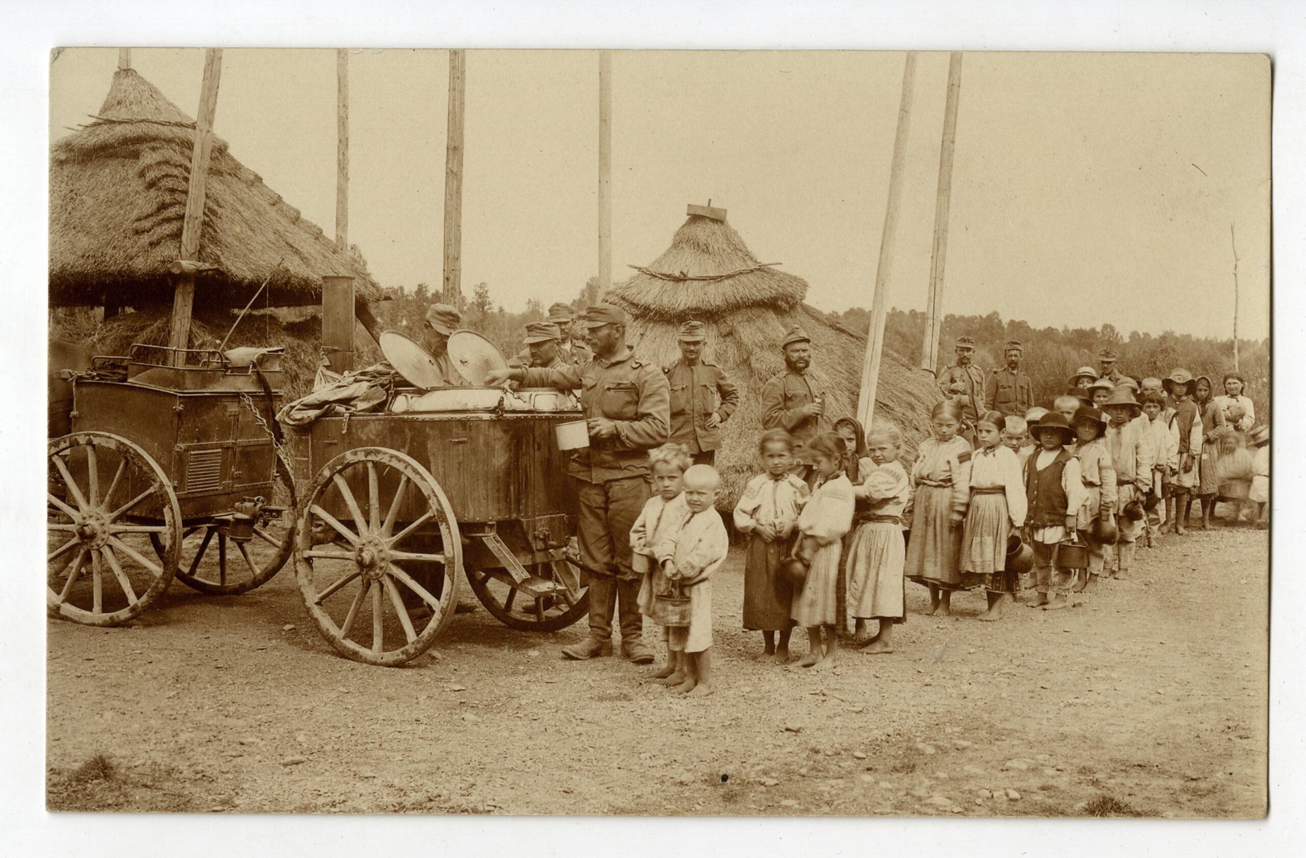 Podjela hrane djeci u mjestu Dobra Noć (Dobrinivci) 1916. godine tijekom Prvoga svjetskog rata. Hrvatski državni arhiv, HR-HDA-1426, br. 1684