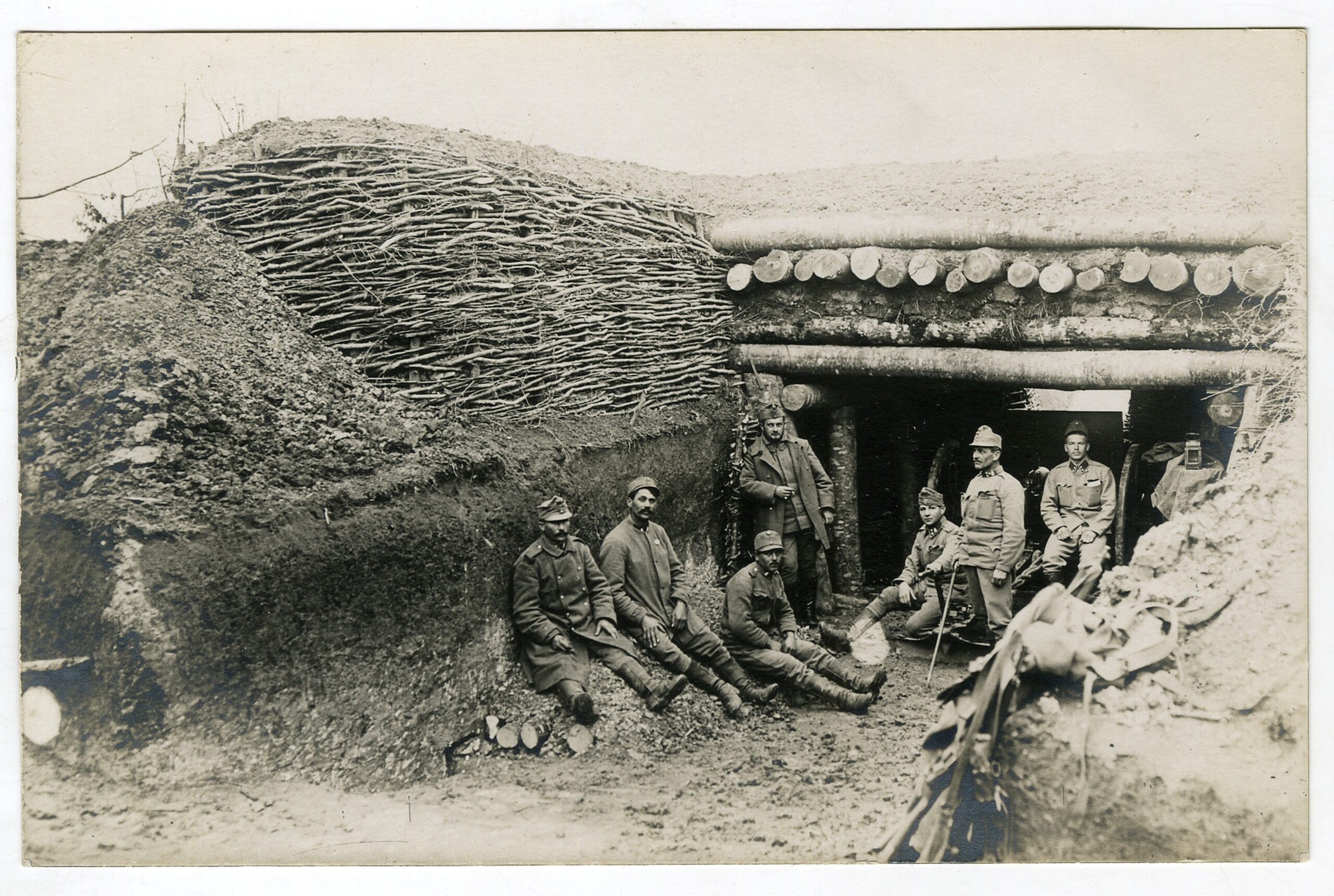 Pojačani topnički zaklon na Istočnom bojištu, snimljen 1916. godine ili kasnije tijekom Prvoga svjetskog rata. Hrvatski državni arhiv, HR-HDA-1426, br. 3594.