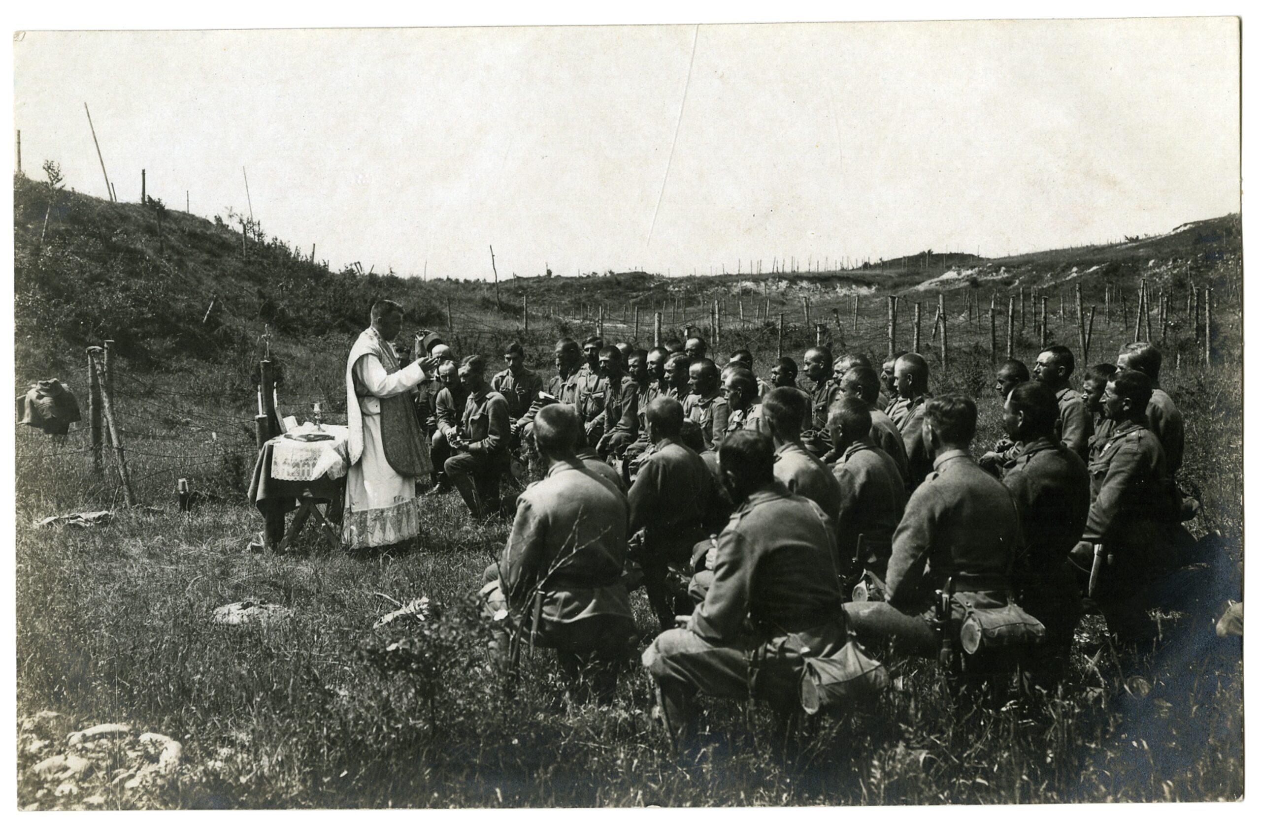 Poljska sveta misa pripadnika 26. ili 28. domobranske pješačke pukovnije tijekom Prvoga svjetskog rata. Hrvatski državni arhiv, HR-HDA-1426, br. 3884.