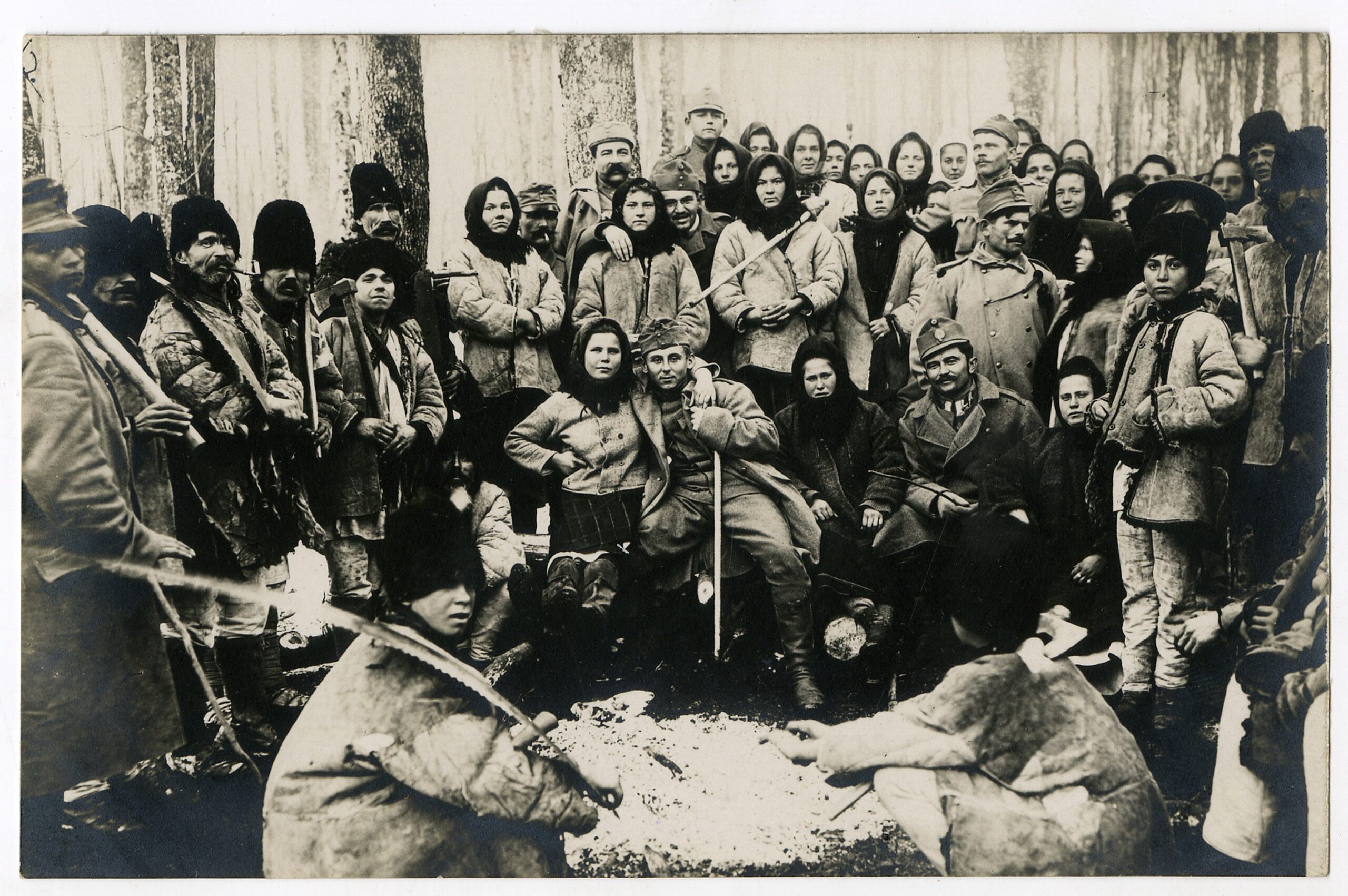 „Ratne romanse“ – pripadnici 28. domobranske pješačke pukovnije na Istočnom bojištu, 1916. godine ili kasnije. Hrvatski državni arhiv, HR-HDA-1426, br. 3674.